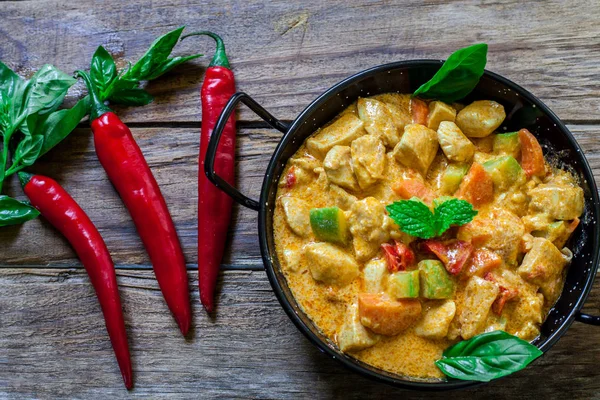 Indiaas Curry eten — Stockfoto