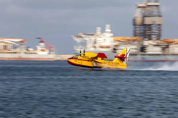 Bombardier 415 water Refill — Stockfoto