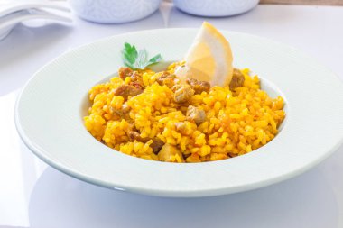 Domuz etli İspanyol pilavı