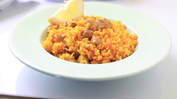 西班牙米饭与肉类和蔬菜 — 图库视频影像