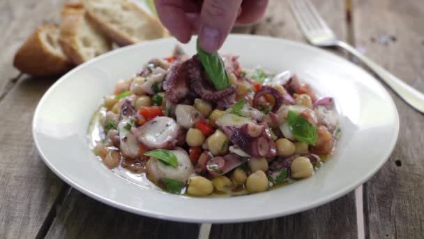 Υγιή Χταπόδι Και Σαλάτα Ρεβίθια Λαχανικά — Αρχείο Βίντεο