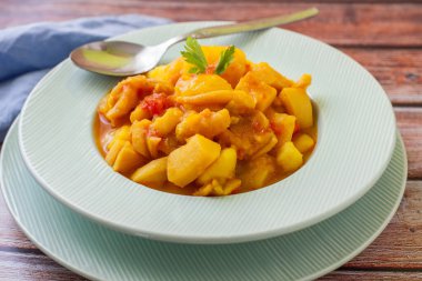 patates ve kalamar yahnisi.