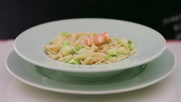 Chef Preparando Pasta Gambas — Vídeo de stock