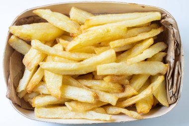 Tahta sepette ev yapımı kızarmış patates kızartması.