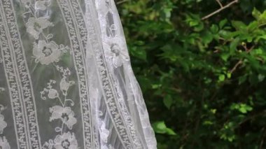 Rüzgâr perdeyi hareket ettirdi.