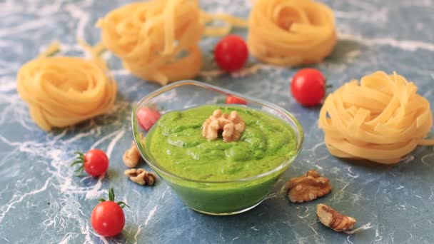 Sauce Basilic Italien Aux Noix Huile Olive — Video