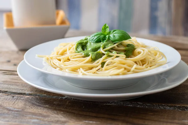 Pasta Italiana Fresca Pesto Sobre Plato Blanco — Foto de Stock