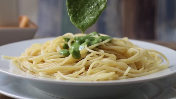 Färsk Italiensk Pasta Pesto — Stockvideo