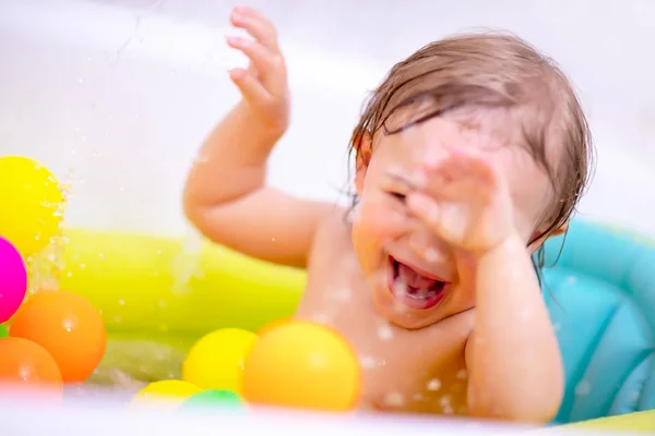 Bébé Joyeux Prendre Bain Baigner Dans Salle Bain Comme Jeu — Photo