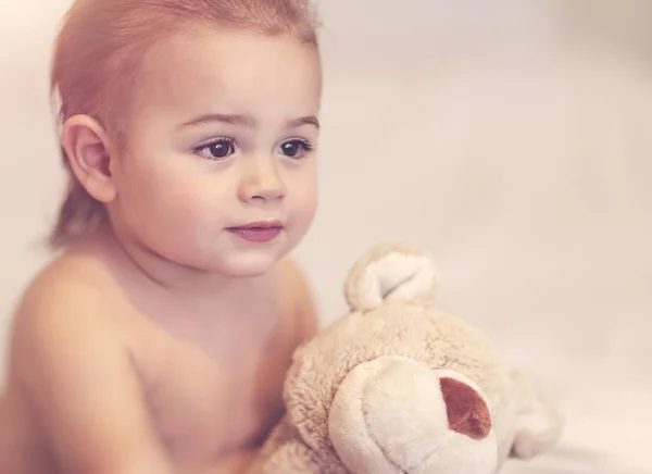 Retrato Menino Bonito Com Brinquedo Urso Macio Casa Acordou Depois — Fotografia de Stock