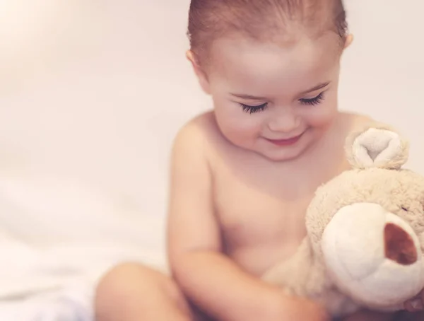 Retrato Lindo Bebé Pequeño Con Oso Dormitorio Casa Bebé Está —  Fotos de Stock