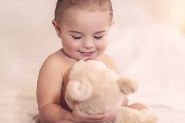 Retrato Lindo Bebé Pequeño Con Oso Dormitorio Casa Bebé Está —  Fotos de Stock