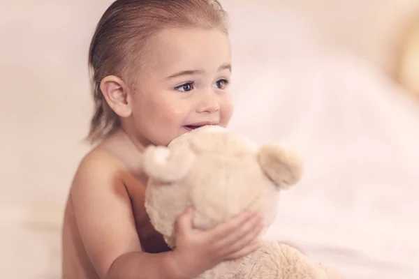 Retrato Menino Bonito Com Brinquedo Urso Macio Casa Acordou Depois — Fotografia de Stock