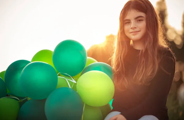 Retrato Uma Menina Bonita Sentada Parque Com Pilha Balões Verde — Fotografia de Stock