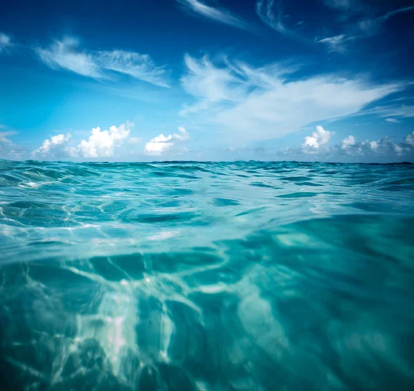 Prachtig Zeegezicht Achtergrond Prachtig Uitzicht Transparant Turkoois Water Blauwe Hemel — Stockfoto