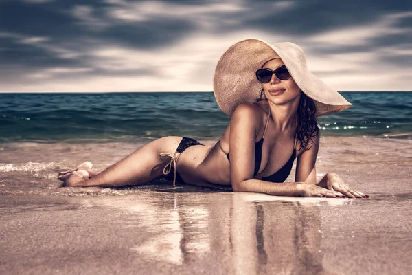 Mulher Bonita Praia Modelo Sensual Atraente Vestindo Chapéu Sol Grande — Fotografia de Stock