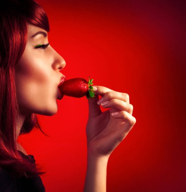 Çekici bir kadın profili göz zevk, tutku ve baştan çıkarma kavramının kapanış kırmızı zemin üzerine izole çilek ısırıkları