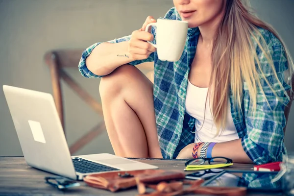 Student Girl Doing Homework Drinking Coffee Outdoors Cafe Enjoying Online — Stockfoto
