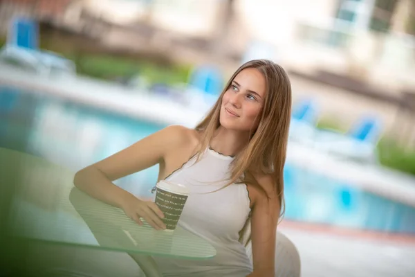 Hübsches Mädchen Mit Kaffeetasse Sitzt Café Freien Badeort Und Genießt — Stockfoto