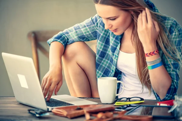 Freelancer Fille Travaillant Dans Café Extérieur Sur Ordinateur Portable Les — Photo