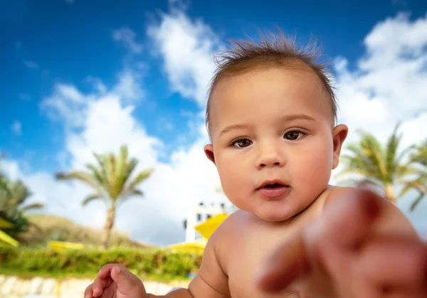 Retrato Adorable Bebé Con Placer Pasando Cálidos Días Verano Playa — Foto de Stock