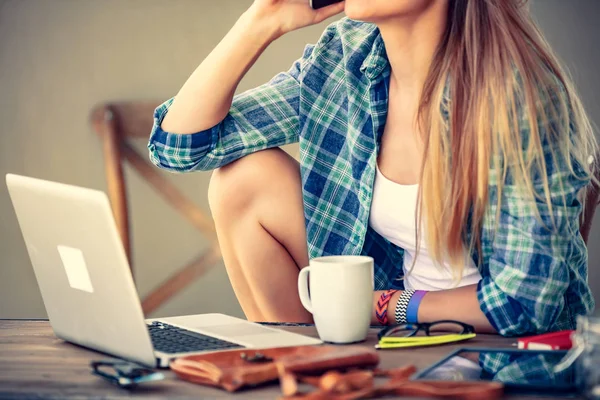 Menina Estudante Bonita Trabalhando Casa Laptop Fazendo Lição Casa Com — Fotografia de Stock