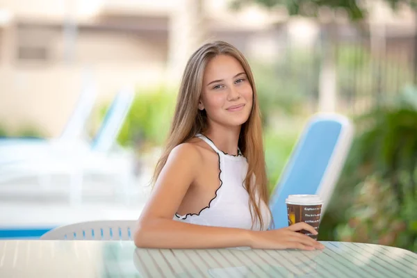Retrato Una Mujer Bonita Sentada Cafetería Aire Libre Con Café —  Fotos de Stock