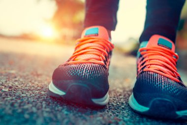 Güneşli yaz gün, closeup fotoğraf bir kadın sportif ayakkabı, vücut parçası, kadın ayakları, açık havada, eğitim sağlıklı sportif lifestyl çalışan