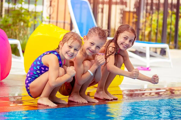 Enfants Heureux Assis Près Piscine Amuser Dans Parc Aquatique Meilleurs — Photo