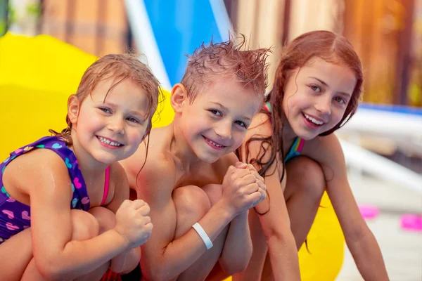 一个可爱快乐的孩子的肖像在水上乐园乐趣 快乐的兄弟姐妹在海滩上度过夏日假期 Resor — 图库照片