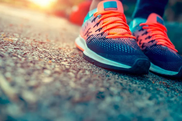 Close Foto Van Een Running Damesschoenen Vrouwelijke Training Zonnige Dag — Stockfoto