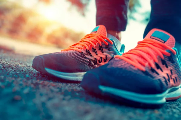 Foto Primer Plano Las Zapatillas Correr Una Mujer Mujer Entrenamiento — Foto de Stock