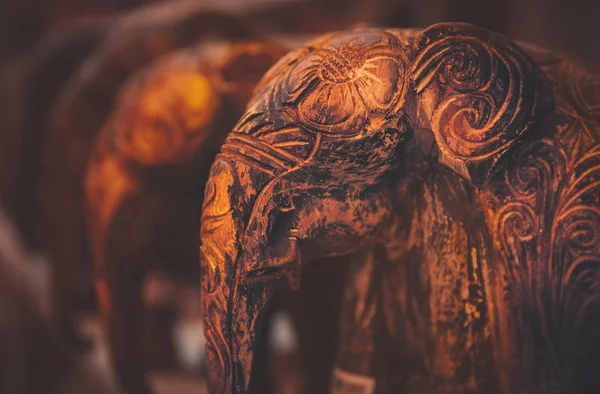 Grunge Vintage Stil Foto Liten Trä Elefanter Med Konstnärligt Snidade — Stockfoto