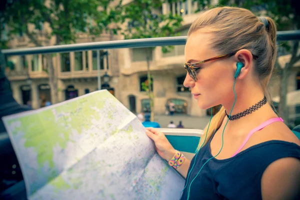 Ładna Dziewczyna Ciesząc Się Autobusie Europie Odkrywania Mapy Słuchając Opowieści — Zdjęcie stockowe