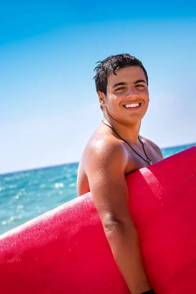 Nahporträt Eines Fröhlichen Surfboarders Mit Rotem Surfbrett Der Vor Blauem — Stockfoto