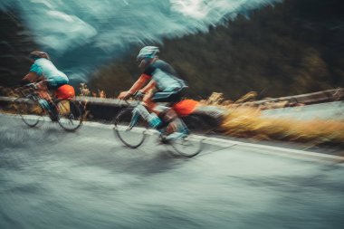 Alp Dağları, aktif sportif yaşam tarzı şampiyonada Bisiklete binme bisiklet sürme bir iki sportsmans ağır çekim fotoğraf