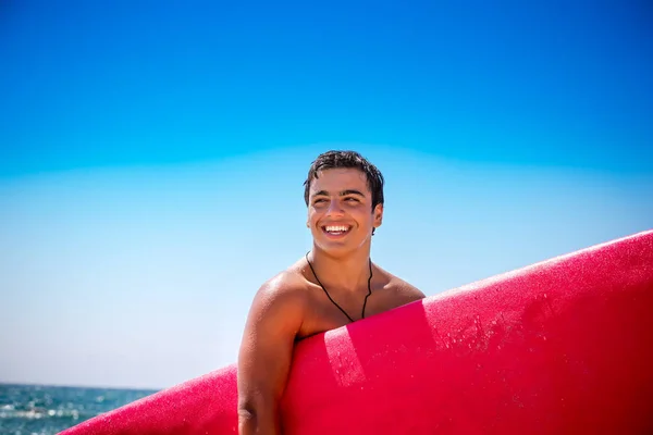 Menino Feliz Curtindo Surfe Adolescente Alegre Com Prancha Surf Vermelha — Fotografia de Stock