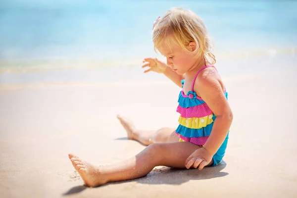 Menina Bonito Praia Com Prazer Sentado Praia Brincando Areia Boas — Fotografia de Stock