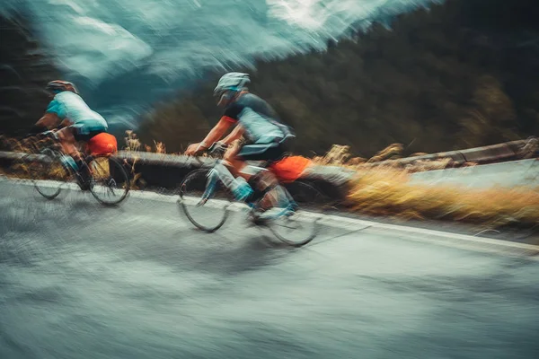 Foto Câmera Lenta Dois Esportistas Andando Bicicleta Campeonato Ciclismo Montanhas — Fotografia de Stock