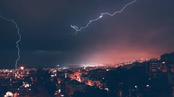 城市夜景上的闪电美景 大自然的美丽与危险 在黎巴嫩贝鲁特的夏季时间天气 — 图库照片