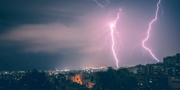 Prachtig Uitzicht Twee Bliksemschichten Stad Bij Nacht Schoonheid Het Gevaar — Stockfoto