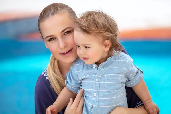 Porträtt Vacker Ung Mor Med Söt Lille Son Med Nöje — Stockfoto