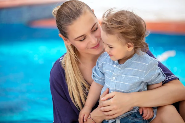 Menino Com Mãe Resort Praia Família Feliz Divertindo Perto Piscina — Fotografia de Stock