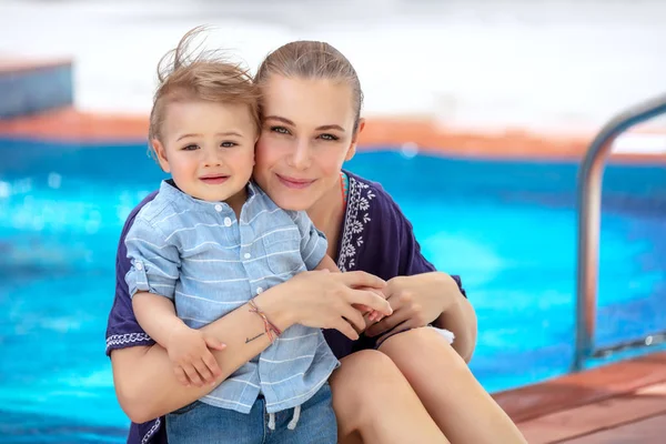 Pojke Med Mamma Stranden Resort Lycklig Familj Kul Nära Poolen — Stockfoto