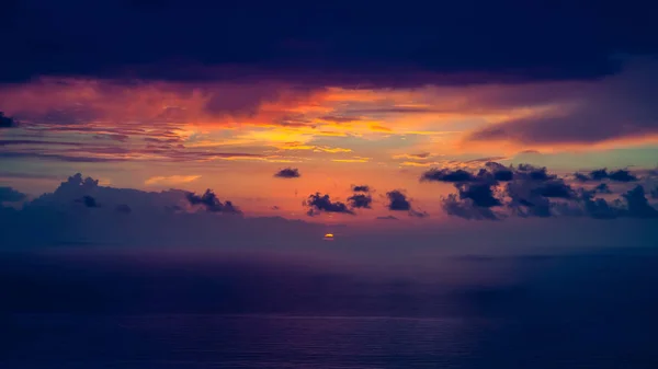 美丽的景色 壮观的日落在海面上 令人惊叹的彩色多云的天空 美丽的黎巴嫩自然 地中海 — 图库照片
