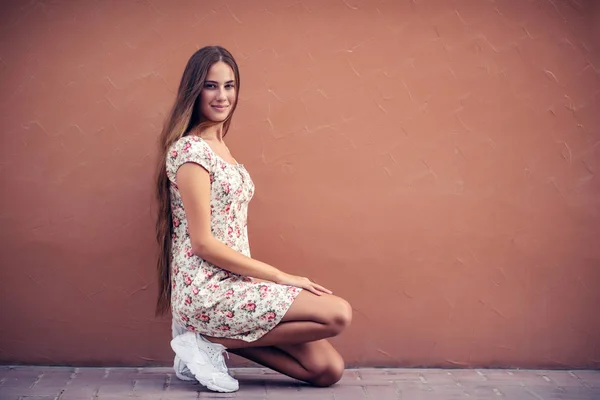 Bella Ragazza Strada Bella Femmina Con Lunghi Capelli Naturali Seduta — Foto Stock