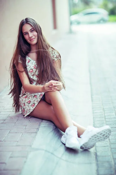 Menina Adolescente Agradável Vestindo Roupas Casuais Sentado Calçada Rua Passar — Fotografia de Stock