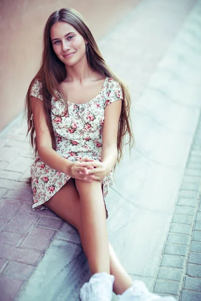 自然の長い髪が通り 素敵な魅力的なモデルの上本格的な若い女性に座ってかなりブルネットの少女の肖像画 — ストック写真