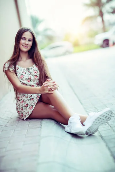 Nettes Teenie Mädchen Lässiger Kleidung Das Auf Dem Bürgersteig Auf — Stockfoto
