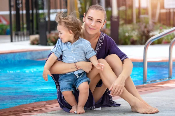 Vacker Mor Med Söta Lilla Son Sitter Nära Poolen Badorten — Stockfoto